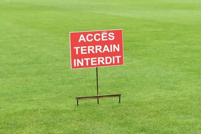 Interdiction utilisation terrain de football